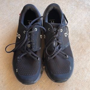 Women’s On Cloudflyer Running Shoe Size 10, Black and White